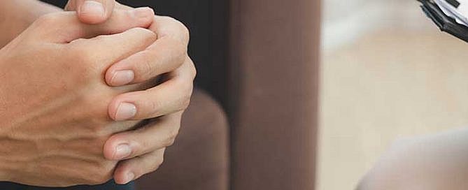 heilpraktiker und patient im therapiegespräch